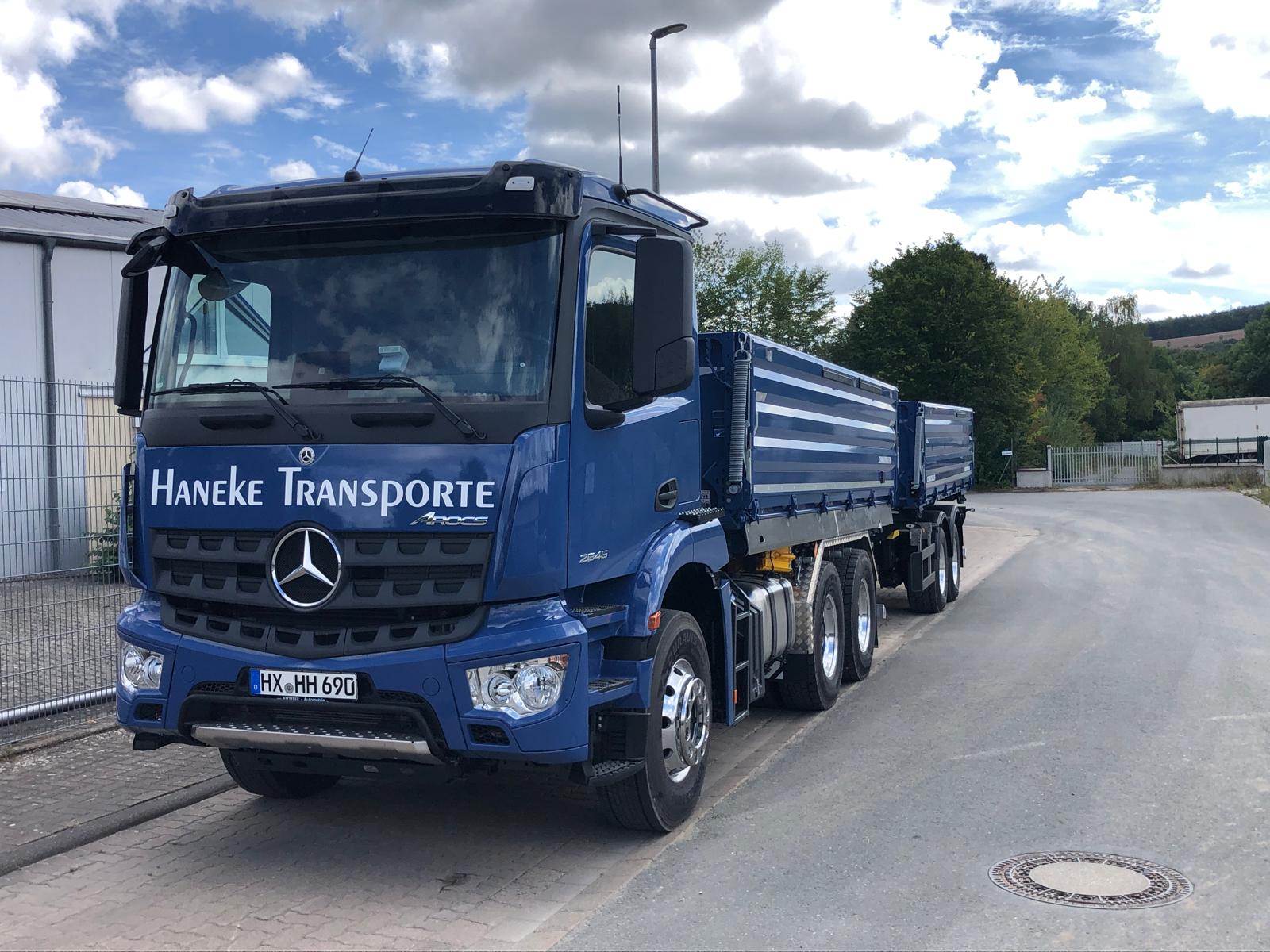 Kipper-LKW auf Baustelle im Abendlicht